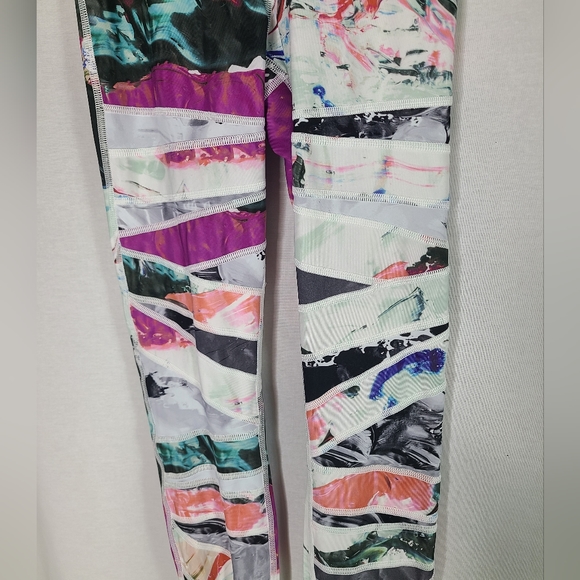 Lululemon High Times Pant Pigment Wave Multi / Biggie Pigment Wave White Black 4 - Picture 4 of 7